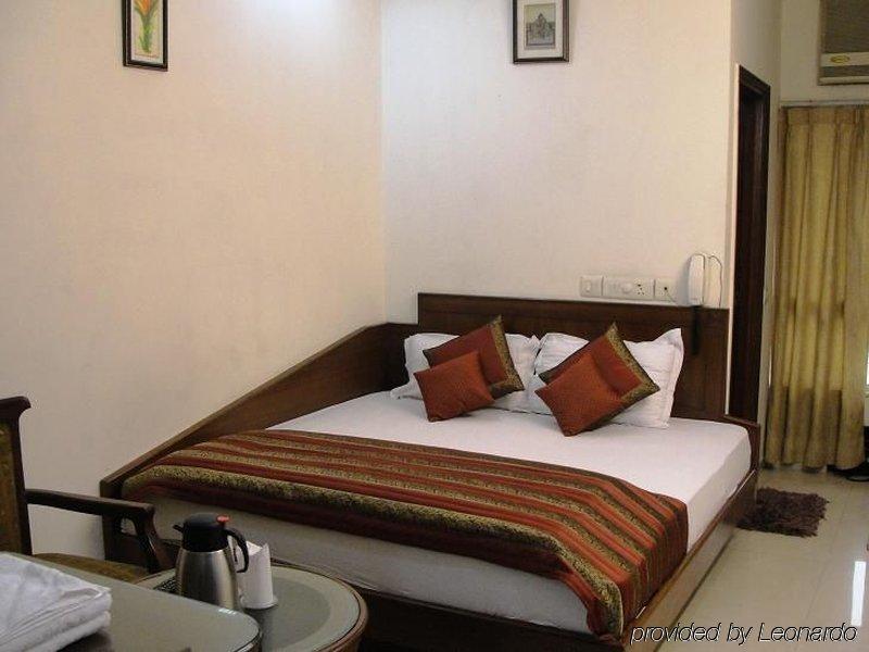 Hotel Chanchal Deluxe New Delhi Room photo