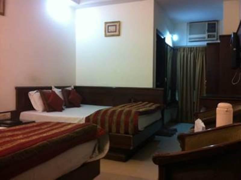 Hotel Chanchal Deluxe New Delhi Room photo