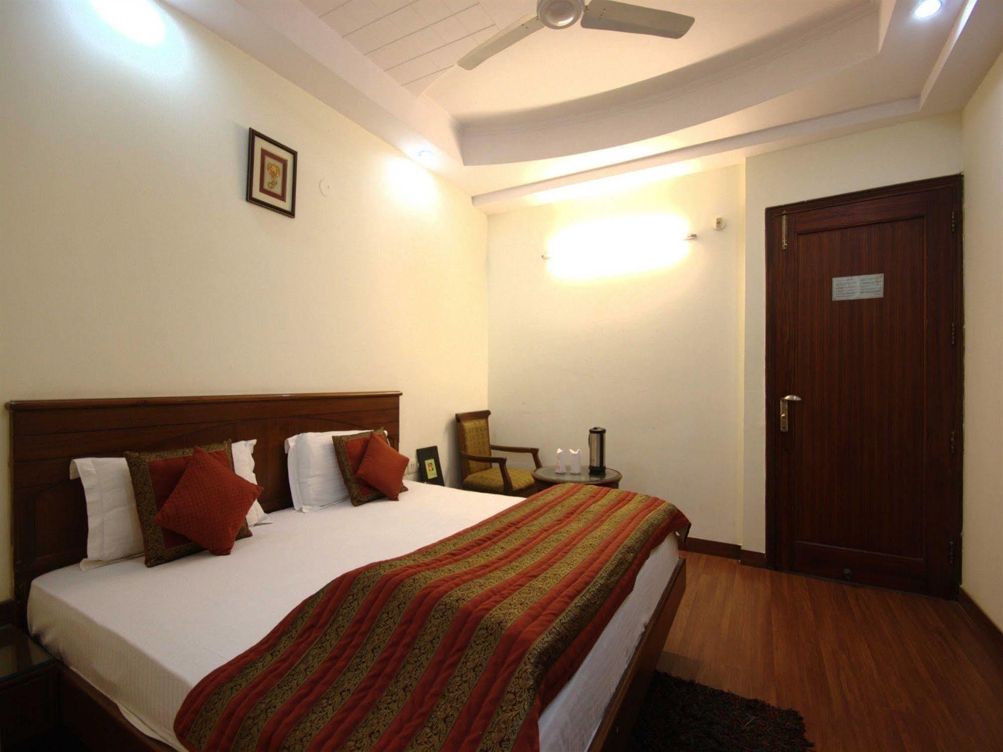 Hotel Chanchal Deluxe New Delhi Exterior photo